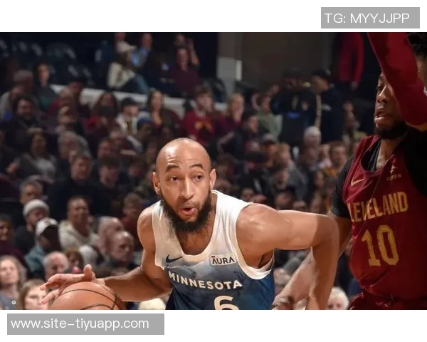 小莫布里攻防两端表现出色12投9中贡献18分10板2断2帽正负值高达26 小莫布里攻防两端表现出色12投9中贡献18分10板2断2帽正负值高达26