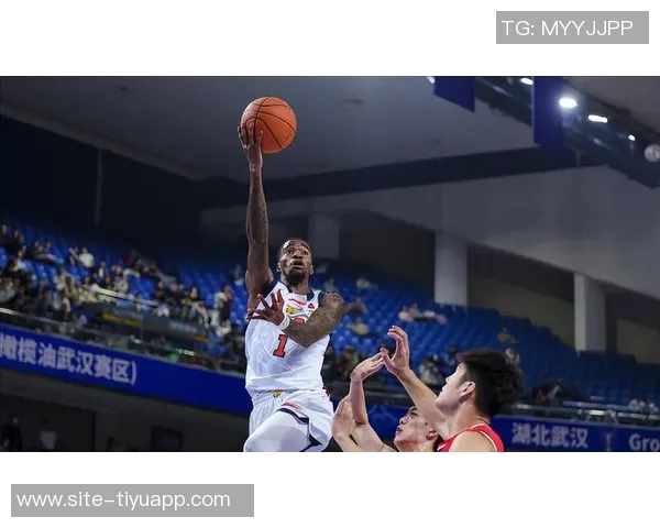 广东男篮主帅杜锋亲临现场助威广东女篮新赛季首战精彩揭幕